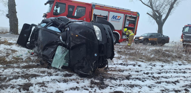 BMW wypadło z drogi i dachowało! Jedna osoba trafiła do szpitala [ZDJĘCIA]