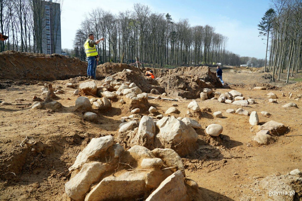 Archeolodzy pracujący w miejscu, gdzie znaleziono kurhany