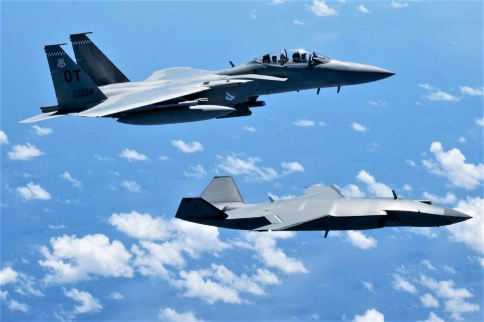 F-15Ex Eagle II i MQ-28A Foxbat nad Pacyfikiem