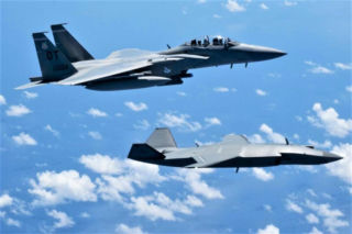 Myśliwiec F-15EX Eagle II i dron Ghost Bat razem na Pacyfiku. Tak wygląda przyszłość walki powietrznej?