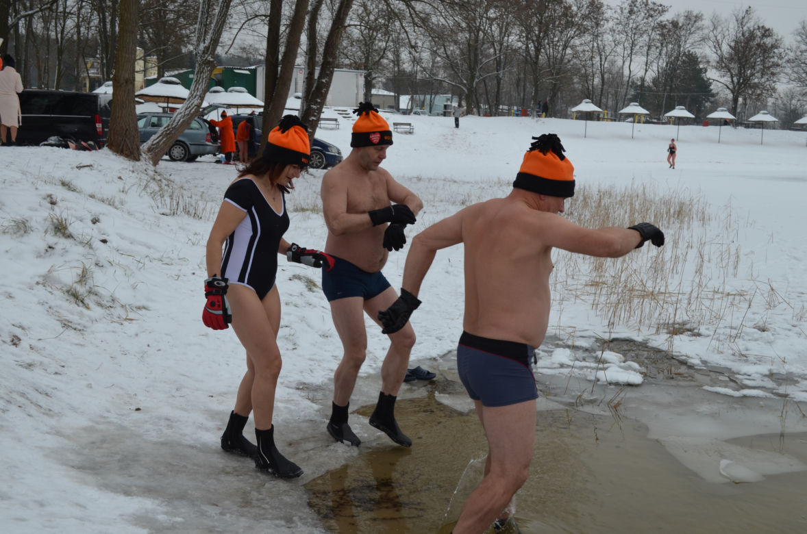 Morsowanie nasz nowy zimowy sport narodowy. Dziś na PIACHACH ponad setka morsów