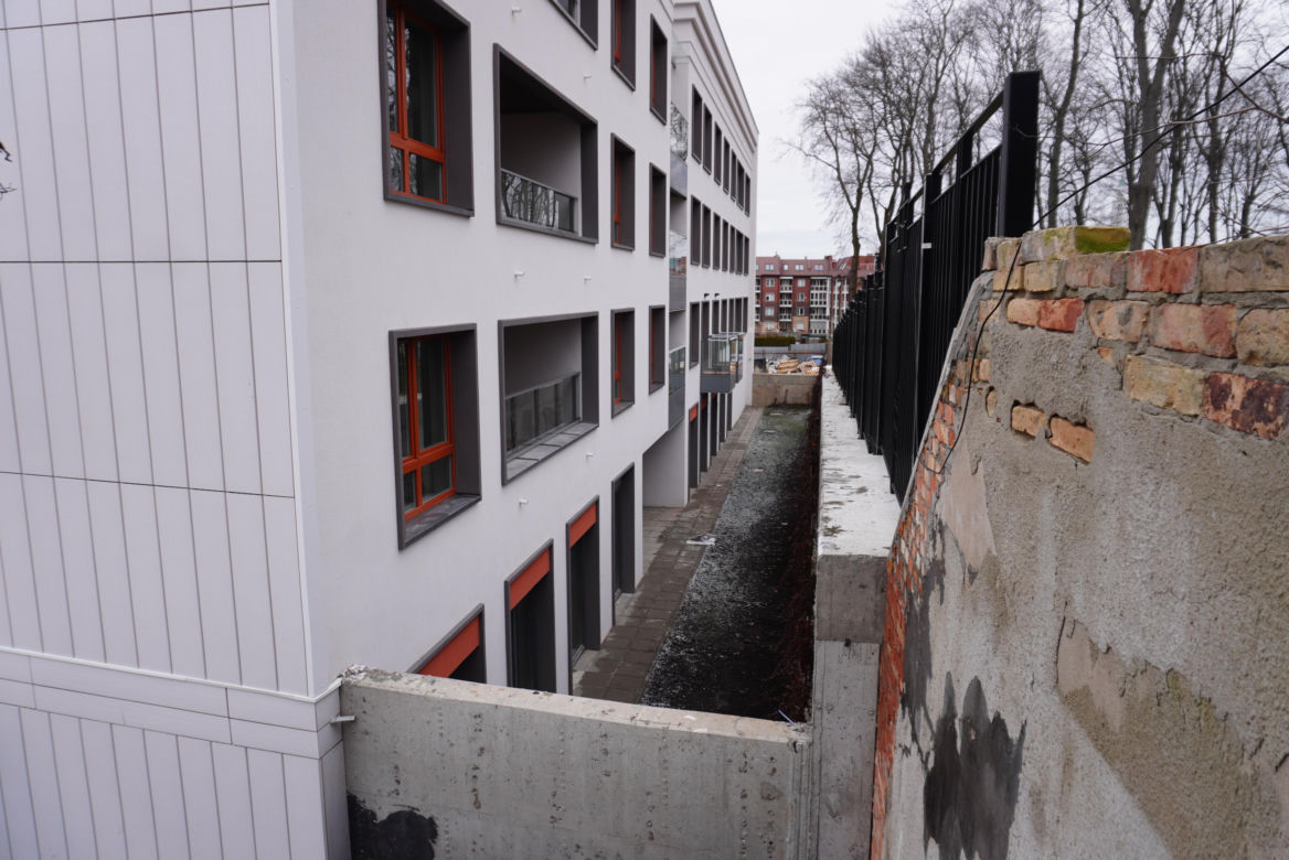 Nowy blok w Białymstoku z widokiem na mur. Tutaj na Podlasiu słońce zobaczysz tylko w TV [ZDJĘCIA]
