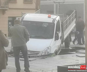 Bochnia. Dostawczak zniszczył nową fontannę na rynku [ZDJĘCIA]