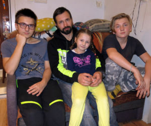 Łukasz Truszkowski został wdowcem z trójką dzieci, ich dom wymaga remontu