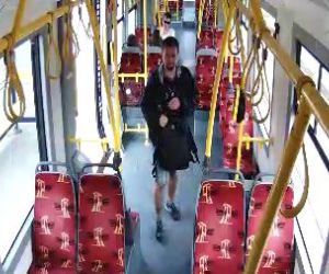  Robił to w tramwaju przy dziecku. Szuka go policja