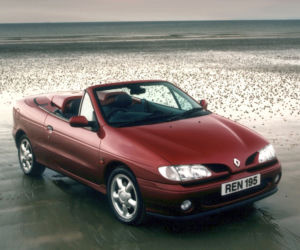 Renault Megane Cabrio: zbudowana na bazie kompaktu 4 osobówka z miękkim dachem. I generacja z różnymi silnikami powstawała w latach 1997-2002. Auto spokojnie można kupić w granicach 5 000 zł.