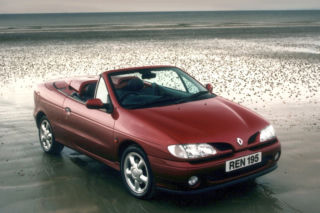 Renault Megane Cabrio: zbudowana na bazie kompaktu 4 osobówka z miękkim dachem. I generacja z różnymi silnikami powstawała w latach 1997-2002. Auto spokojnie można kupić w granicach 5 000 zł.