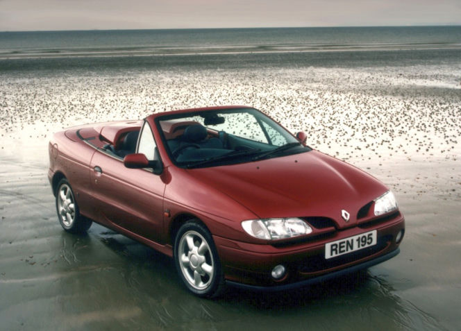Renault Megane Cabrio: zbudowana na bazie kompaktu 4 osobówka z miękkim dachem. I generacja z różnymi silnikami powstawała w latach 1997-2002. Auto spokojnie można kupić w granicach 5 000 zł.