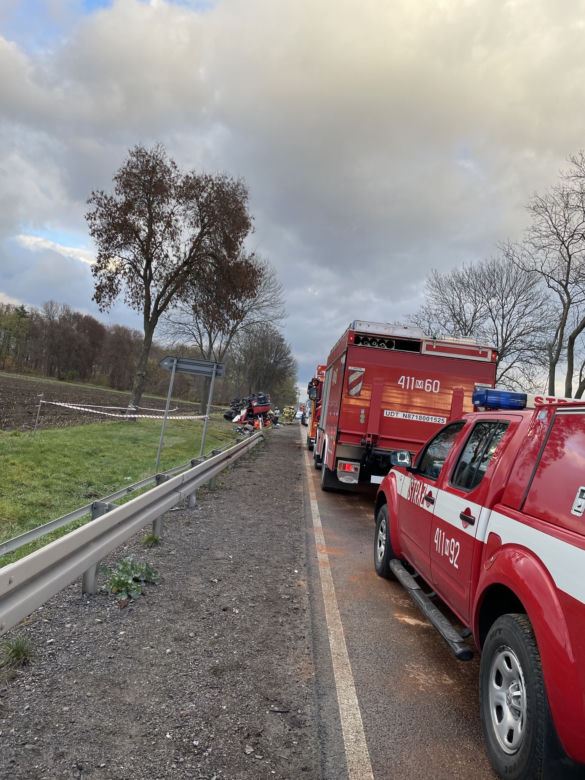 Groźny wypadek pod Glinojeckiem. Z rozbitej cysterny lał się żrący kwas