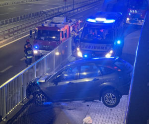 Szokujący wypadek na POW. Auto zawisło miedzy barierkami