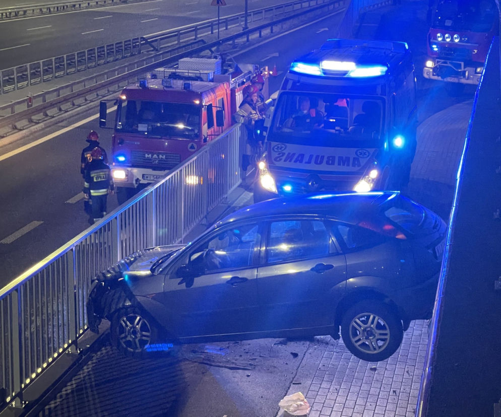Szokujący wypadek na POW. Auto zawisło miedzy barierkami
