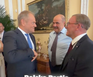 Donald Tusk na planie Rancza. Internauci są oburzeni