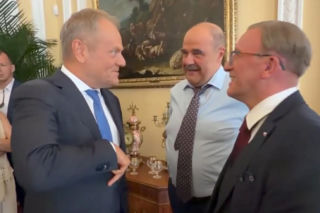 Donald Tusk na planie Rancza. Internauci są oburzeni. Reżyser serialu zabrał głos
