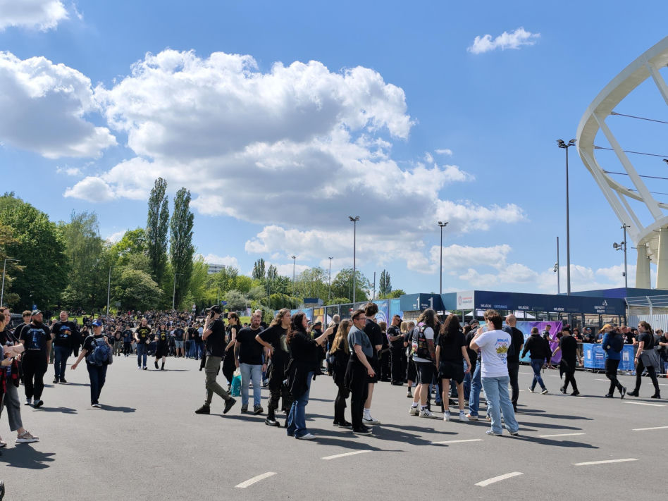 Długie kolejki i tłum fanów przed koncertem Metaliki