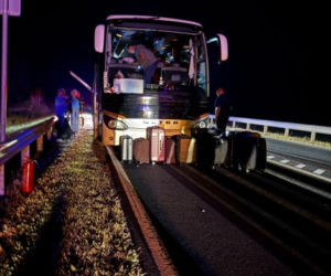 Autobus z pielgrzymami zderzył się z owcą, a gdy zatrzymał się na drodze, w jego tył uderzyła nadjeżdżająca ciężarówka