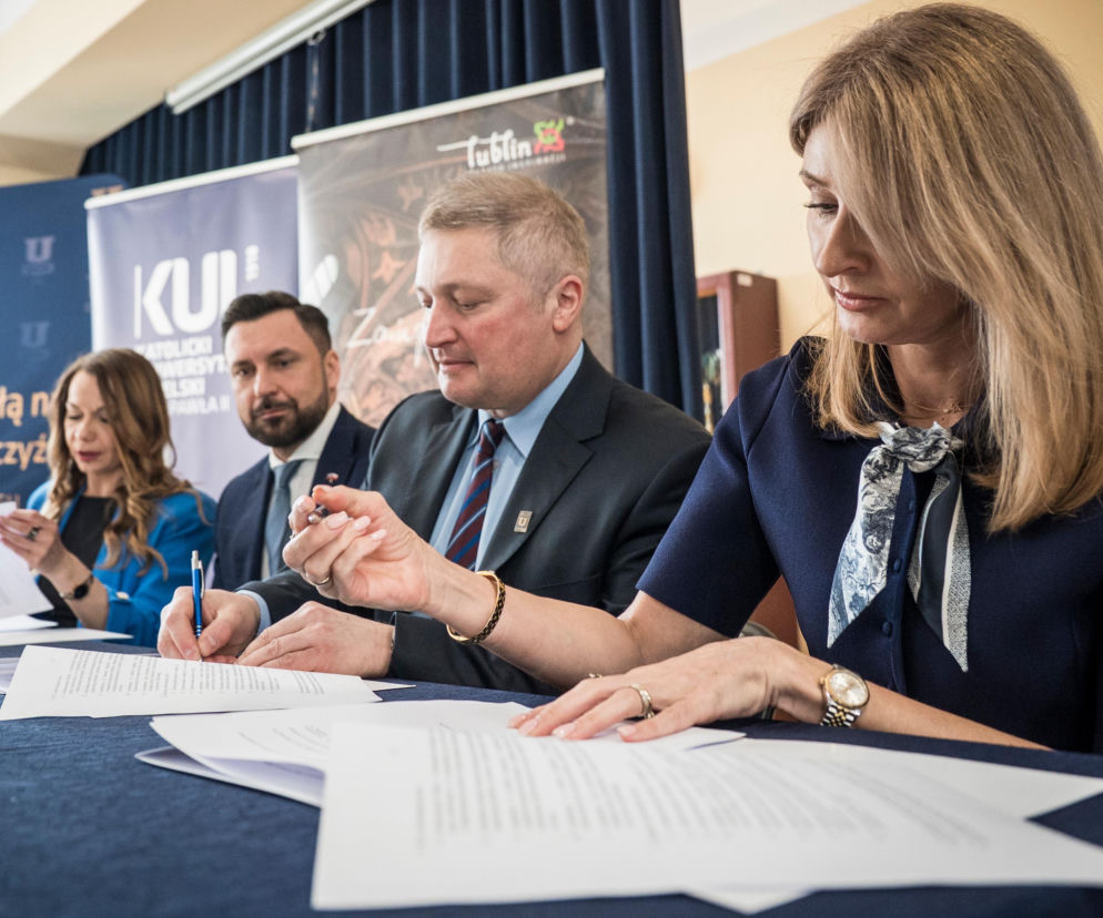 w III Liceum Ogólnokształcącym im. Unii Lubelskiej w Lublinie powstaje dwujęzyczna klasa prawniczo-dyplomatyczna To efekt podpisanej dzisiaj (16 marca) umowy o współpracy pomiędzy szkołą a Katolickim Uniwersytetem Lubelskim Jana Pawła II.