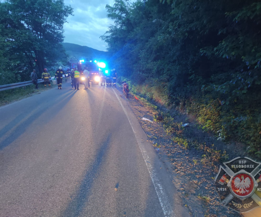 Młody motocyklista rozbił się przy Jeziorze Rożnowskim. Nie opanował swojej maszyny