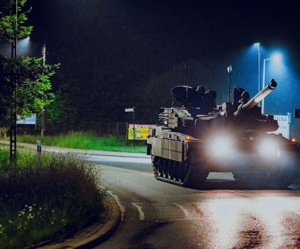 Czołg jadący drogą w nocy przy włączonych reflektorach. O ćwiczeniach wojska przeczytasz na SE Portal Obronny.