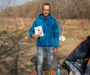 Ich dom to namiot w rezerwacie. Jak Paweł, Agnieszka i Zbyszek zorganizowali życie w cieniu mostu?