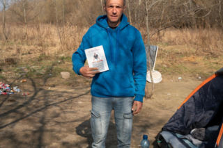 Kucharz z namiotu sprzedał tysiąc książek! Psycholog tłumaczy dlaczego woli przetrwanie niż powrót do normalności