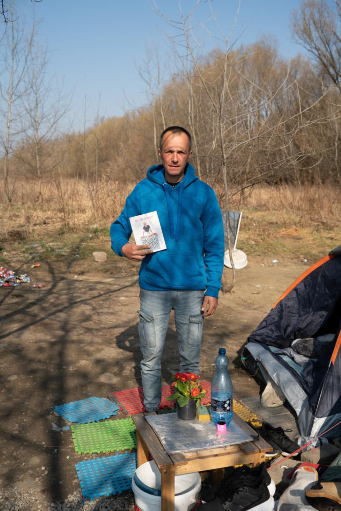 Ich dom to namiot w rezerwacie. Jak Paweł, Agnieszka i Zbyszek zorganizowali życie w cieniu mostu?
