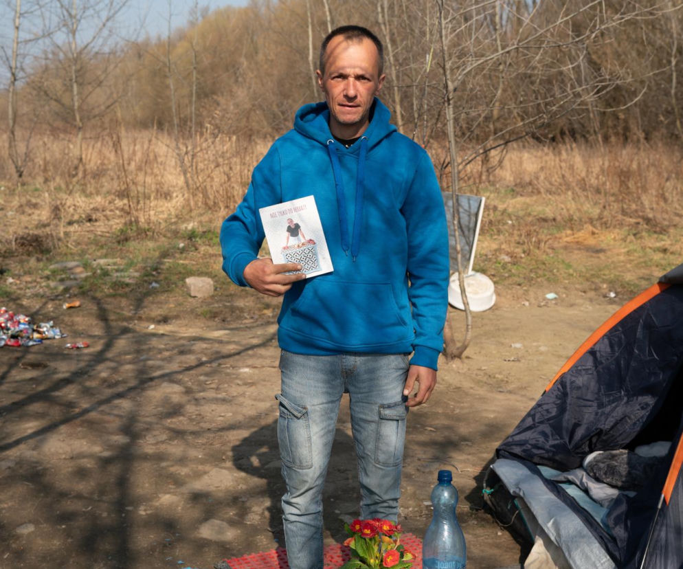 Kucharz mieszkający w namiocie w centrum Warszawy sprzedał tysiąc książek. Psycholog tłumaczy dlaczego woli przetrwanie