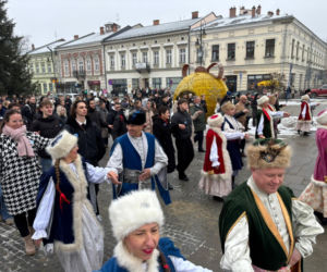 Polonez maturzystów na Rynku w Nowym Sączu