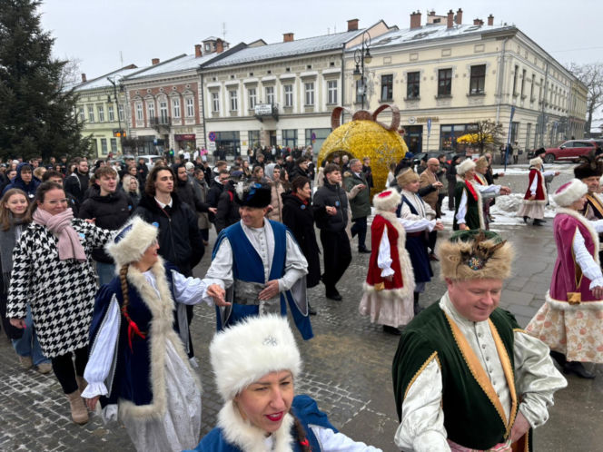 Polonez maturzystów na Rynku w Nowym Sączu