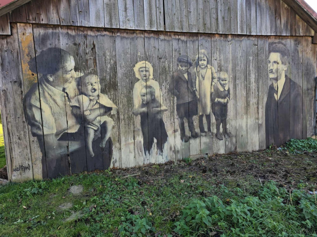 Poruszający mural rodziny Ulmów w Markowej