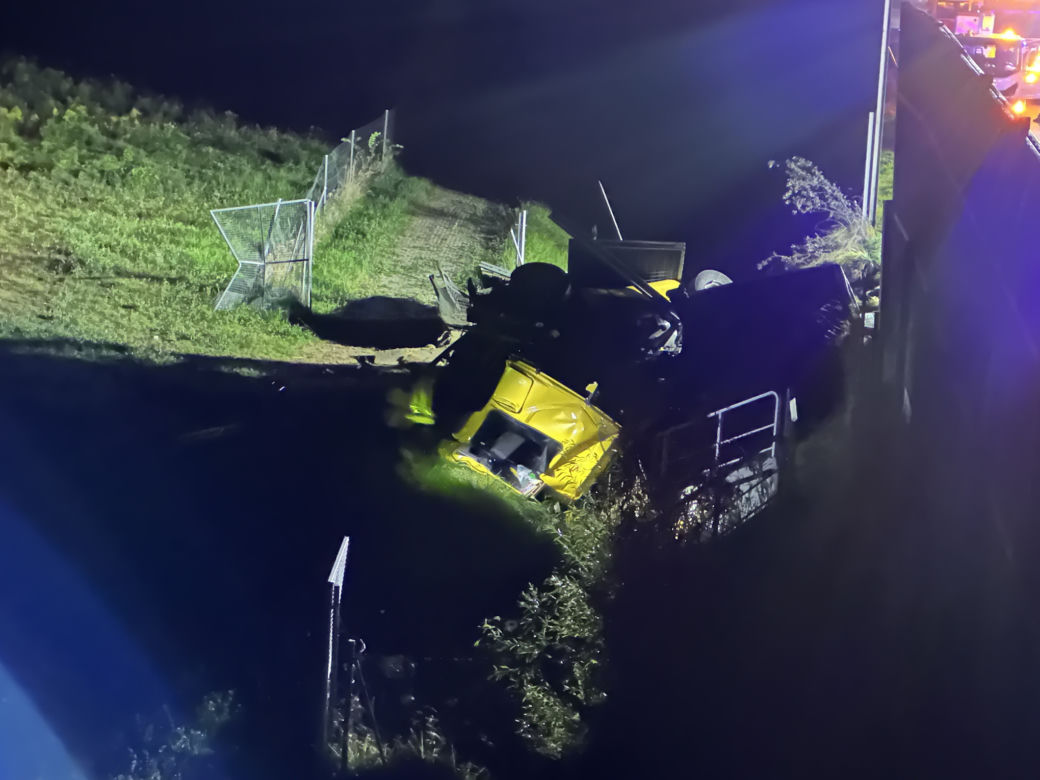 Feliksów. Zderzenie samochodu osobowego z cysterną. Ciężarówka zablokowała całą autostradę