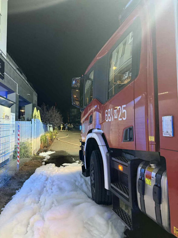 Pokazali jak wygląda wnętrze spalonego garażu w Ząbkach. Ogień pojawił się w nocy. Ewakuowano 300 osób