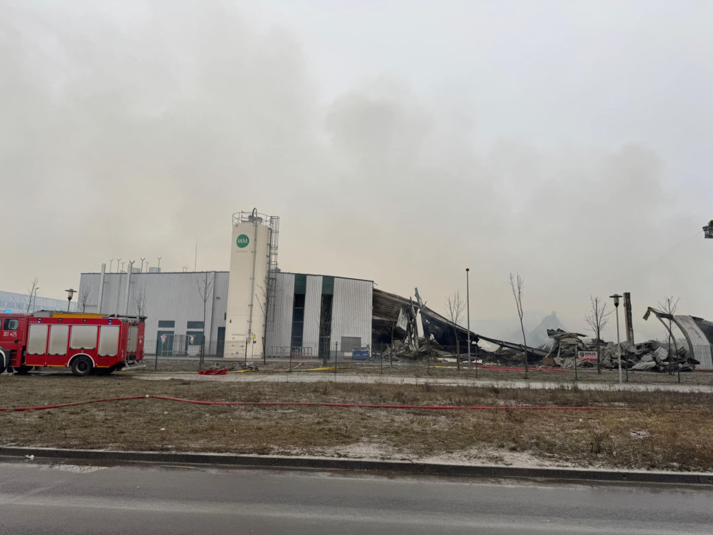 Strażacy wciąż dogaszają halę w Bydgoszczy. Przed nimi jeszcze wiele godzin pracy