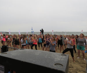 Niedzielny maraton zumby na plaży w Brzeźnie