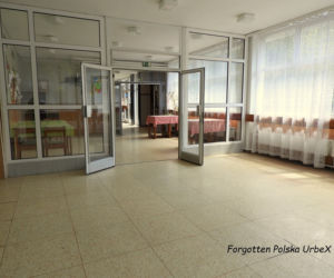 Lalka śpiąca w łóżku i urządzenia rehabilitacyjne. Co znajduje się w opuszczonym sanatorium przy polskiej granicy? [ZDJĘCIA]