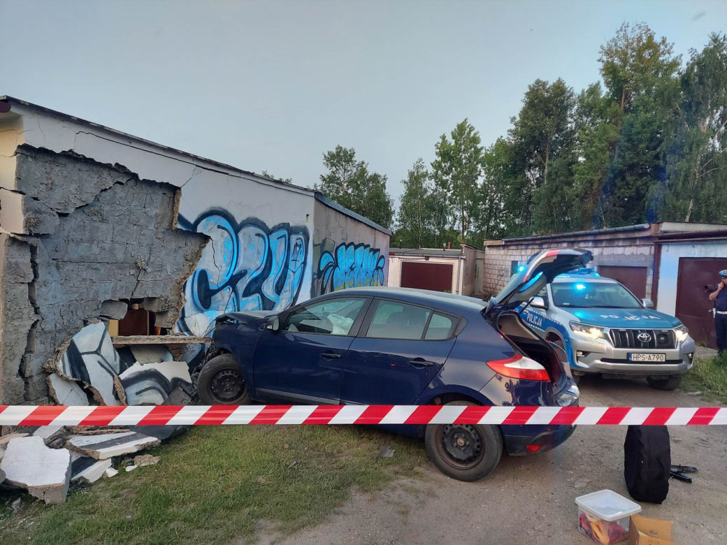 Pijany wjechał w garaż