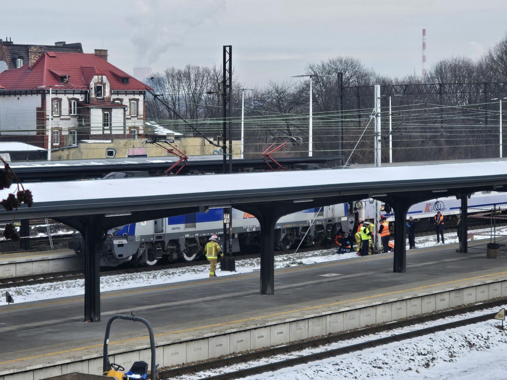 Mysłowice. 16-latka wyciągnięta spod pociągu Intercity na dworcu PKP. Zabrał ją śmigłowiec LPR [ZDJĘCIA].