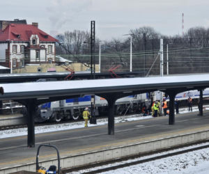 Mysłowice. 16-latka wyciągnięta spod pociągu Intercity na dworcu PKP. Zabrał ją śmigłowiec LPR [ZDJĘCIA].
