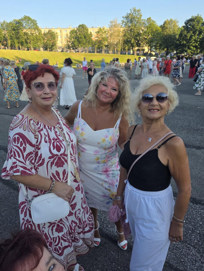 Gorący letni wieczór w Starachowicach! Międzypokoleniowa potańcówka opanowała Szlakowisko [FOTORELACJA]