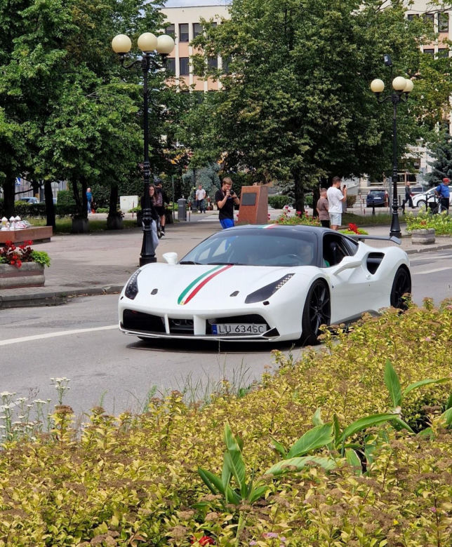 Siedlczanie chętnie korzystali z przejażdżek luksusowymi sportowymi samochodami by wesprzeć szczytny cel