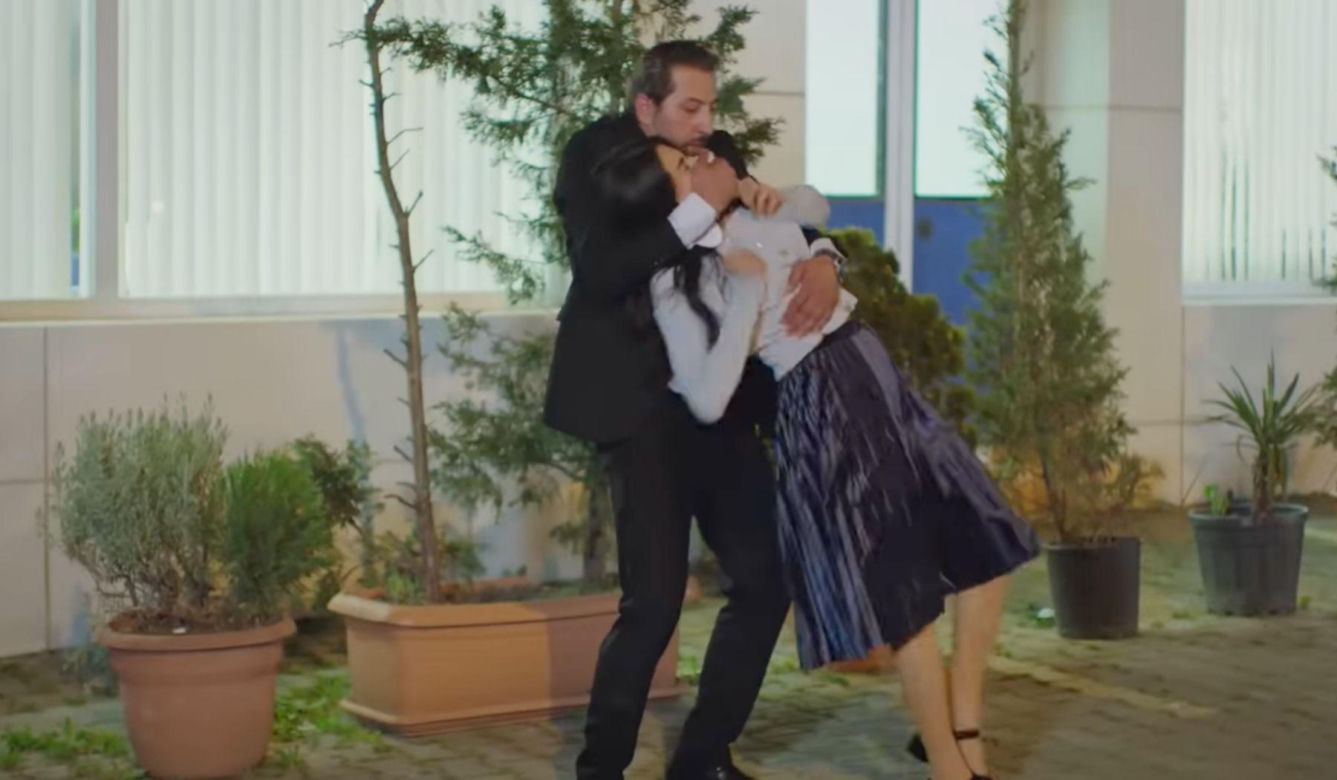 Zbir uprowadzi ją i zamknie w domku na odludziu.