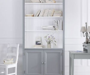 Szara witrynka, mała biblioteczka w przedpokoju