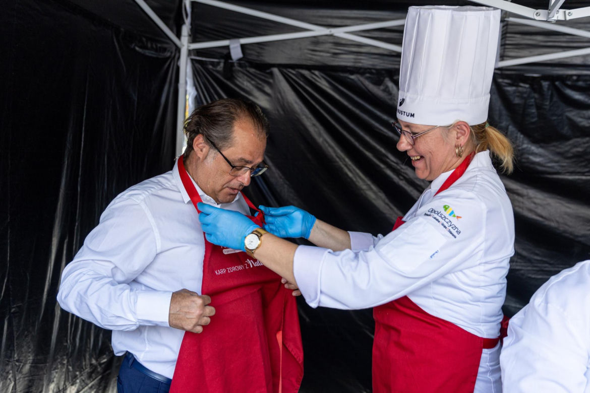 Marek Gróbarczyk serwuje burgery prosto z foodtracka 