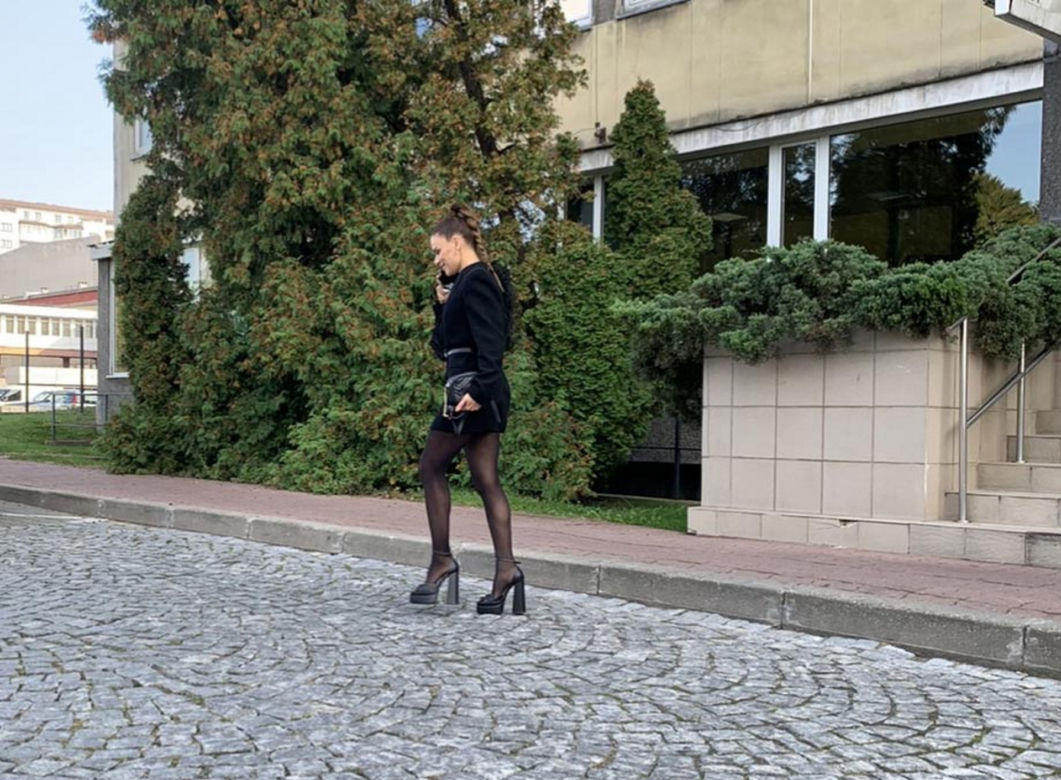Natasza Urbańska zadaje szyku przy białym mercedesie