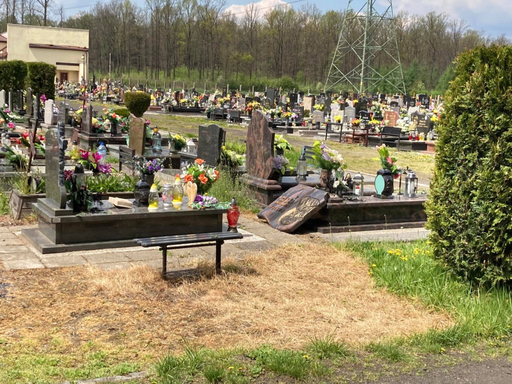 Szok! Kilkadziesiąt zdewastowanych nagrobków na cmentarzu w Piekarach Śląskich 