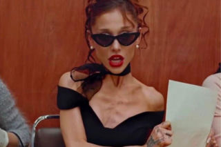 Ariana Grande w teledysku do petal