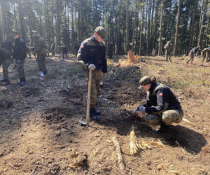 Strażnicy Graniczni sadzili drzewa z okazji 35-lecia swojej formacji