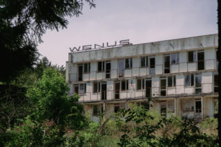 Jeden z najpopularniejszych urbeksów w Polsce przestał istnieć. Mozaika w sarkofagu, neony w magazynie, Kiekrz w gruzie