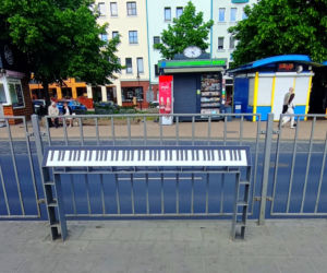 Muzyczne klimaty na przystanku tramwajowym w centrum Szczecina. Skąd wzięło się to nietypowe pianino? 