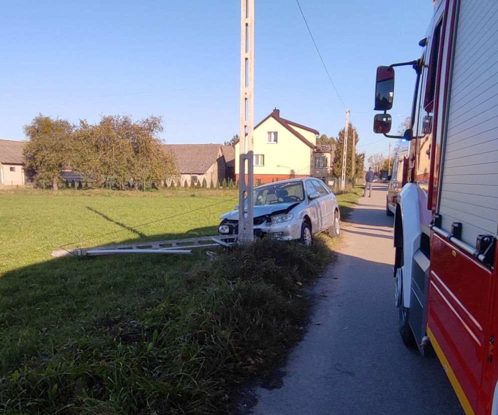 Wypadek śmiertelny w Nowowoli. Nie żyje kierowca mazdy [ZDJĘCIA]