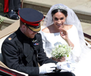 KSIĄŻĘ HARRY I MEGHAN MARKLE W KARECIE - TŁUMY.